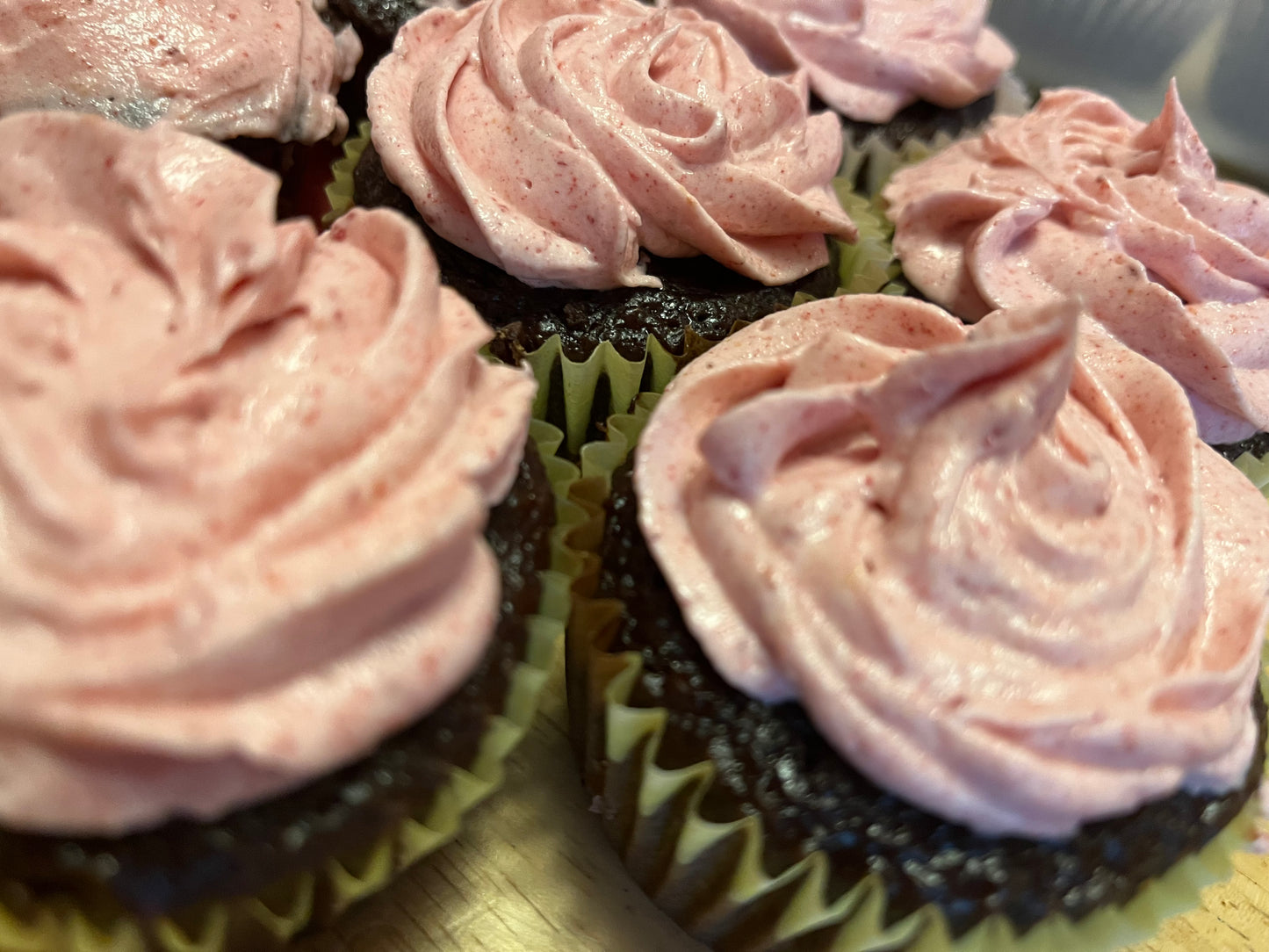 8-pack Raspberry Frosting with Chocolate Cake Cupcake